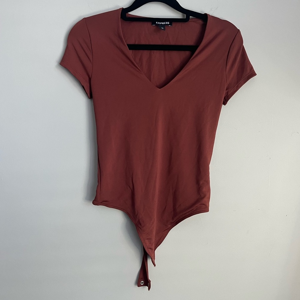 V-Neck Short Sleeve Rust Colored Fitted Bodysuit | EXPRESS